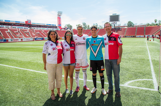 Nemer y Gibrán Lajud con su familia